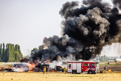 Tractor en balenpers uitgebrand in weiland aan de Zuid-Kavelsedijk in Strijen