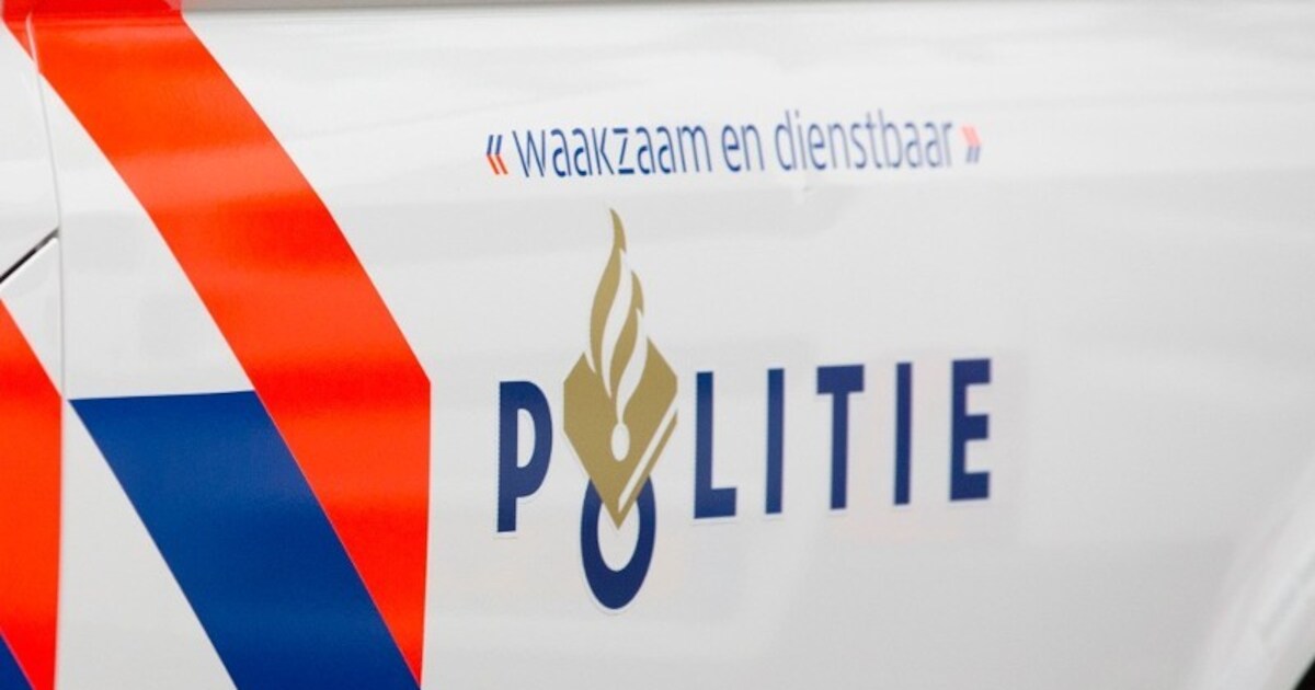 Politie onderzoekt mogelijk explosief in het water bij Laan in Broek in Waterland
