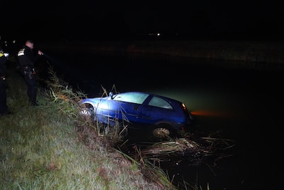Politie treft auto aan in sloot, bestuurder neemt de benen