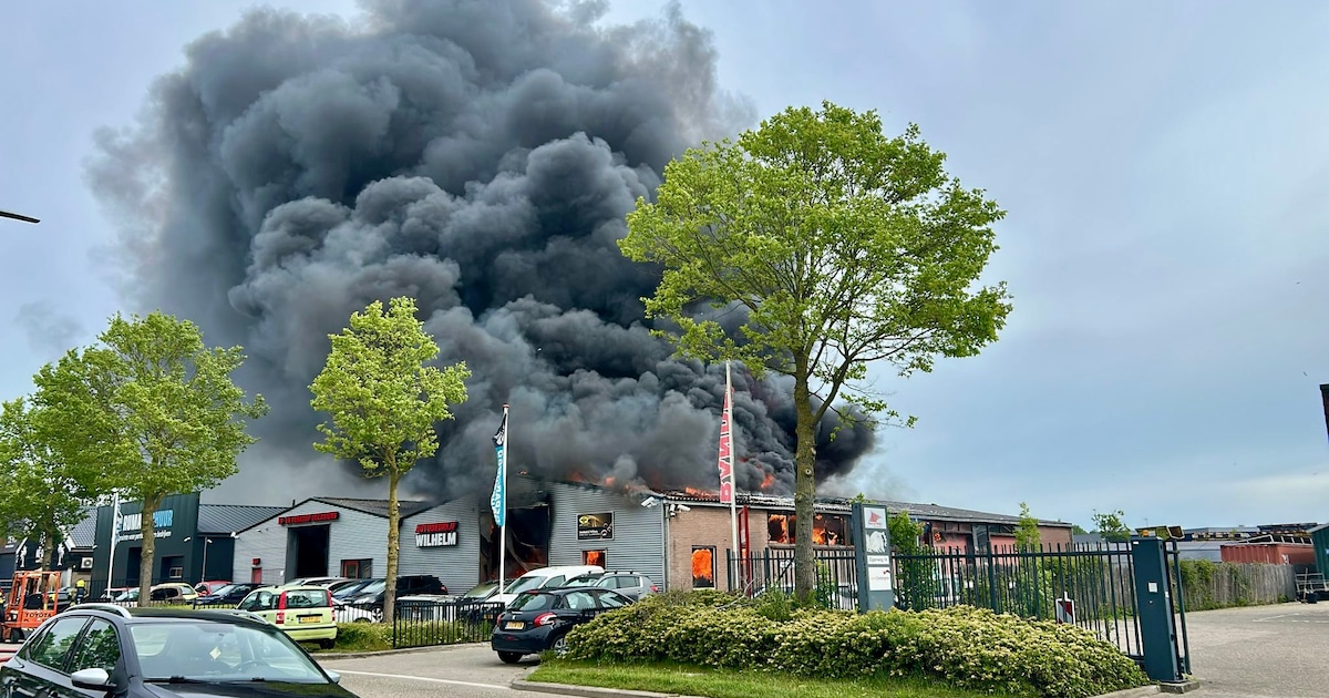 Grote uitslaande brand bij autobedrijf aan de Zijperweg in Schagen: NL-Alert vanwege rookwolk