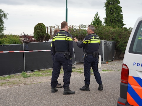 Dinsdagochtend werd er een inval gedaan bij Jan B. in Hulten. Op het terrein zijn wapens gevonden, aldus het OM.