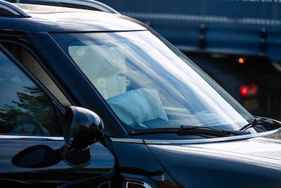 Auto’s botsen op kruising Breda, berger neemt voertuig mee