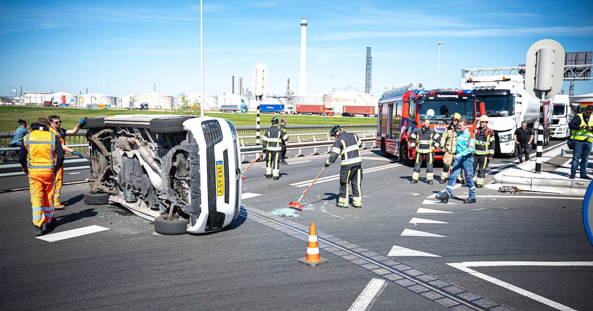 Bestelbus op zijkant na aanrijding op Gaderingviaduct in Hoogvliet
