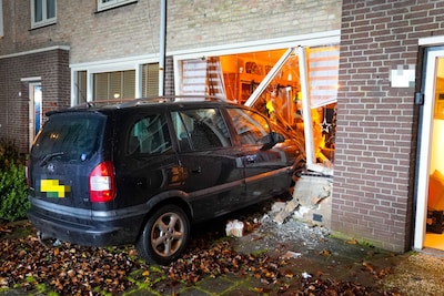 Auto rijdt woning binnen in Oss, gevel zwaar beschadigd