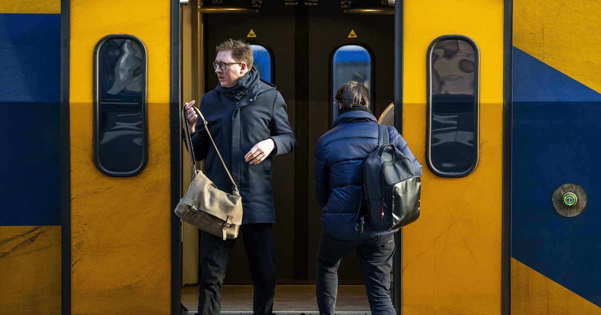 NS duikt diep rood in, Koolmees kondigt aan: ‘Treinkaartjes gaan fors ...