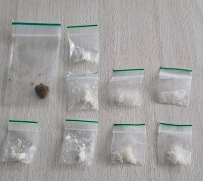 Moncef L. schrikt, wil drugszakjes voor politie verstoppen, maar is te laat en kan fluiten naar 4000