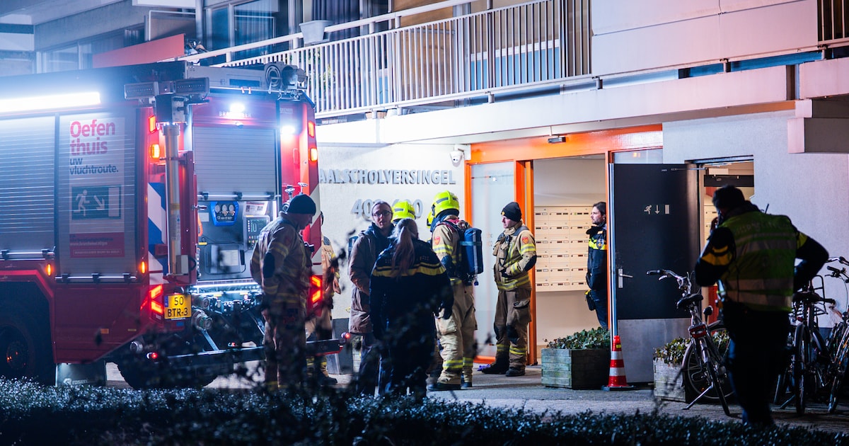 Buurman moet naar toilet en ruikt dan brandlucht, oudere vrouw reageert niet: ‘Ze zag er niet goed u