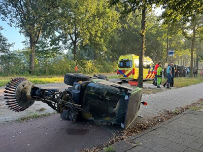 Borstelmachine botst met bestelbus in Gemert: één gewonde