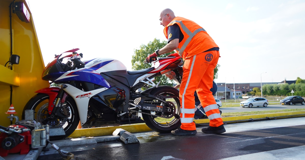 Motorrijdster botst op bestelbus bij invoegen op N209