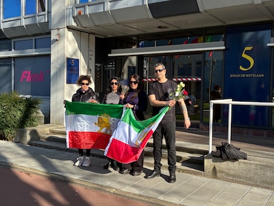 Iraanse demonstranten leggen rozen neer bij Israëlische ambassade: ‘Dankjewel Bibi’