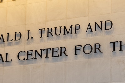 Trump in beroep tegen verwijdering naam van Kennedy Center, 