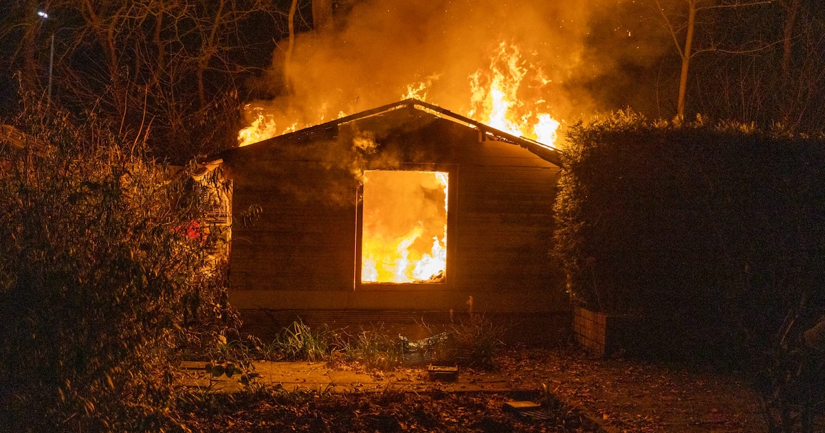 Tuinhuisje verwoest door brand in Velsen-Noord