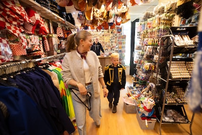 Kats uitverkocht, die K-pop-pakjes, maar boevenpakken en carnavalsjassen zijn er nog genoeg