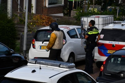 Agressieve hond bijt twee mensen op straat in Middelburg, zwaargewond slachtoffer klimt op auto om te ontkomen