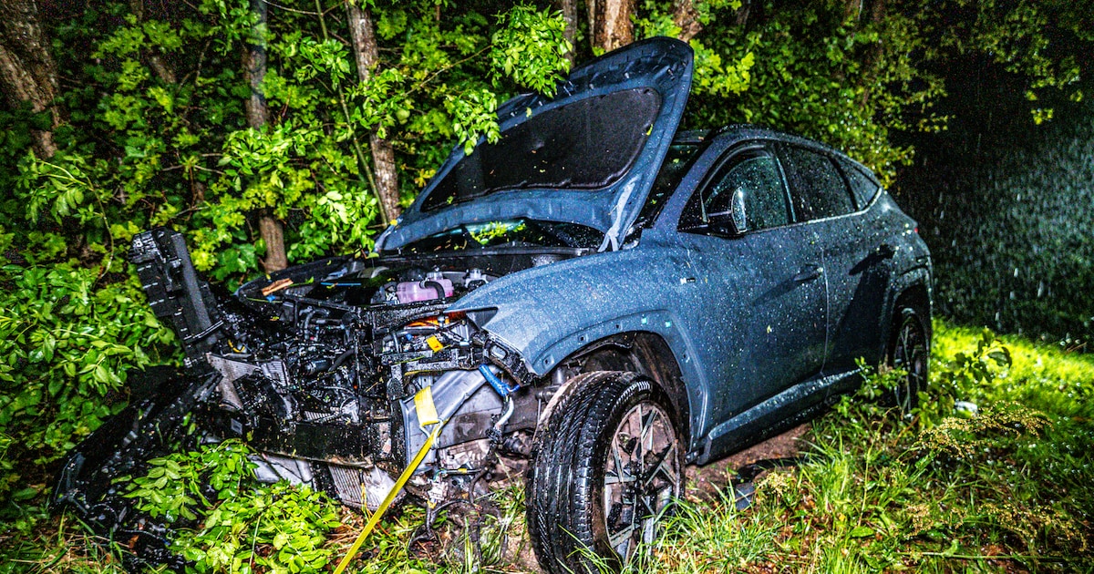 Auto crasht tegen boom langs A28 bij Assen