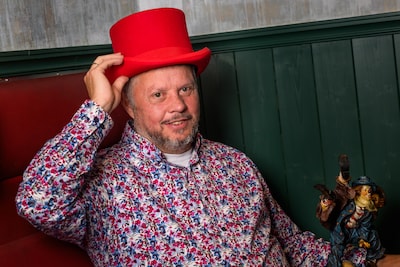 Van uitvaart naar polonaise: Immanuel(59) is begrafenisondernemer én ‘voordweiler’ tussen feestgedru
