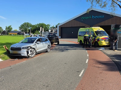 Auto verliest voorwiel na botsing in De Klomp