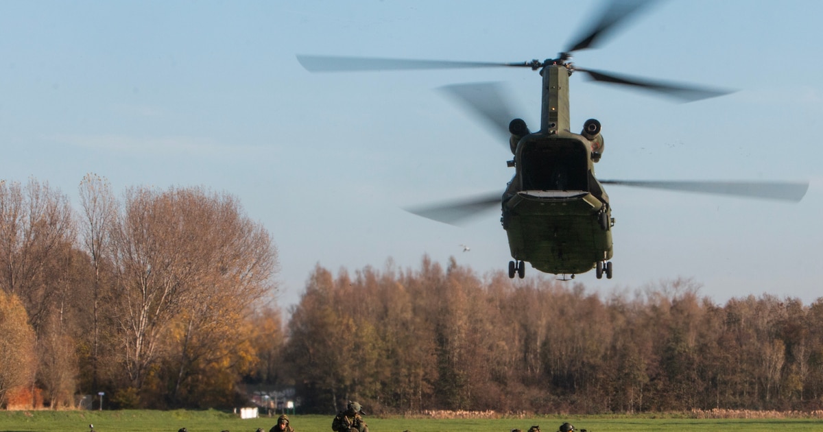 Militaire oefening met gevechtsvliegtuigen en helikopters bij De Peel