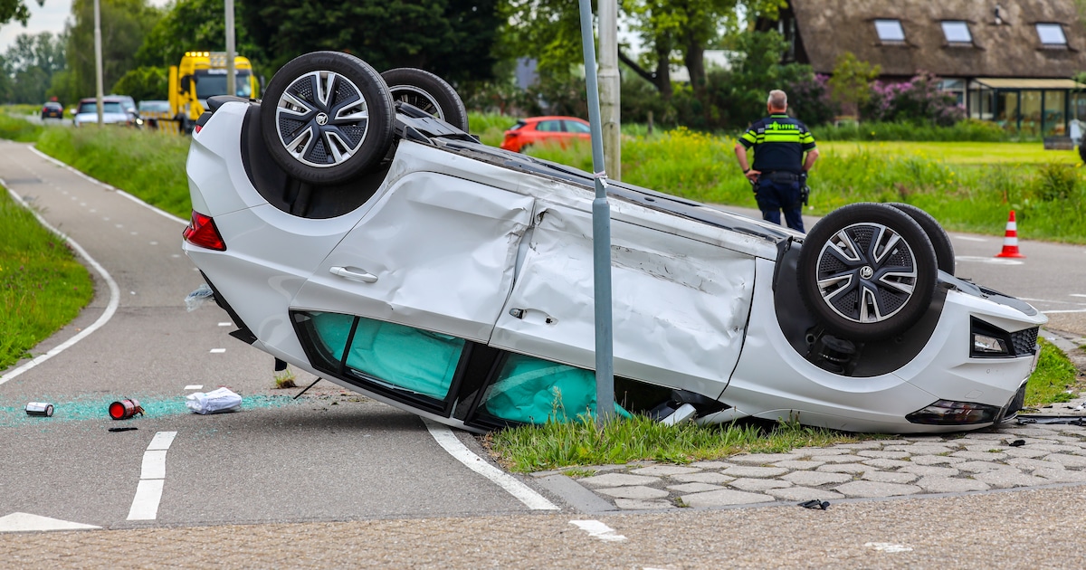 Auto ondersteboven na botsing op kruising in Waddinxveen