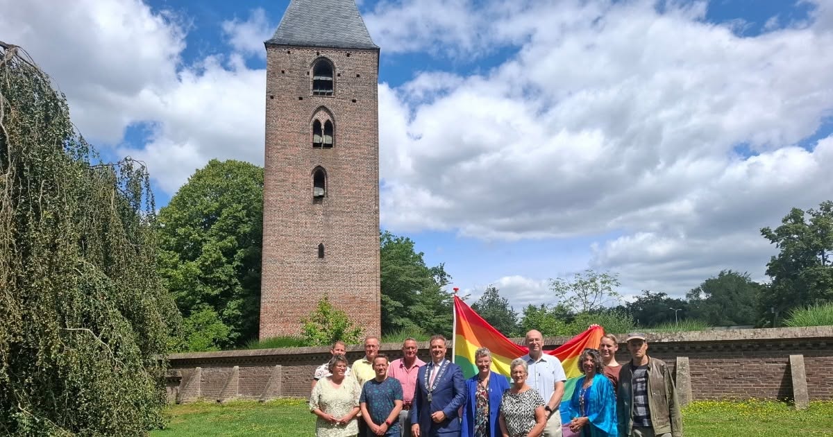 Burgemeester Leusden reikt regenboogspeld uit