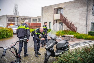 Scooterrijder botst met auto die uit zijstraat komt in Waalwijk, vrouw gewond naar ziekenhuis