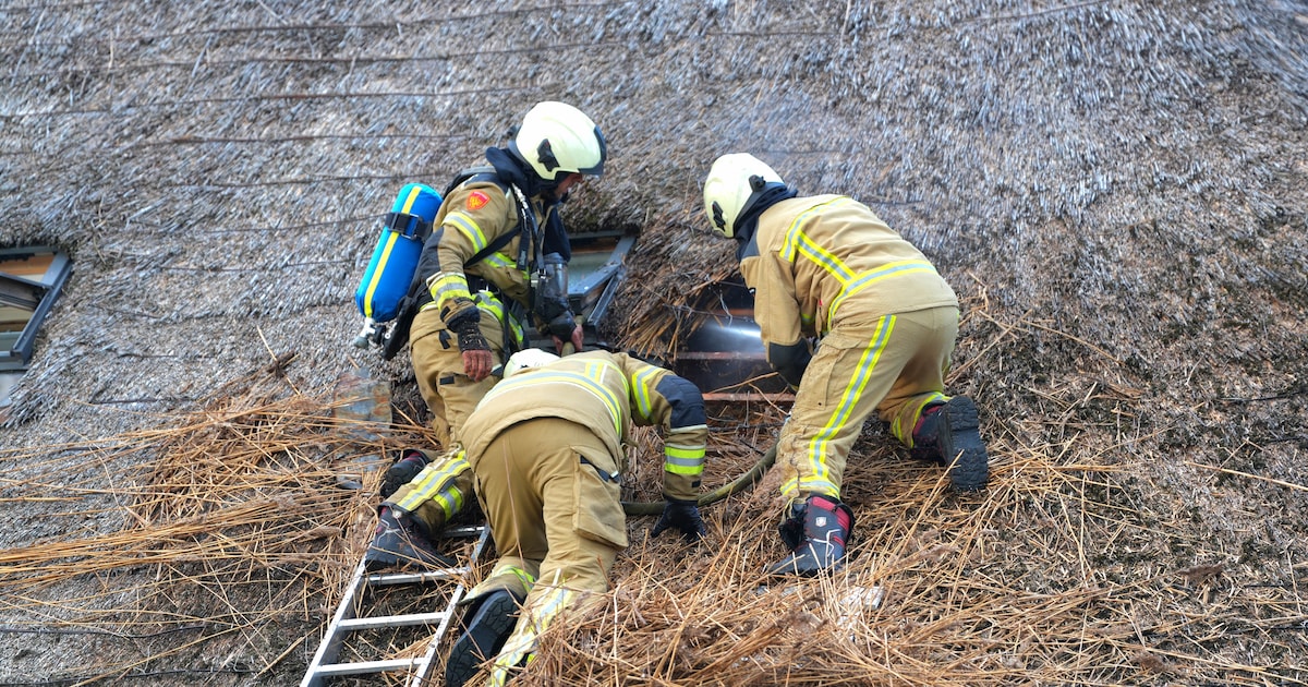 Brand in rieten kap van boerderij in Ruinerwold