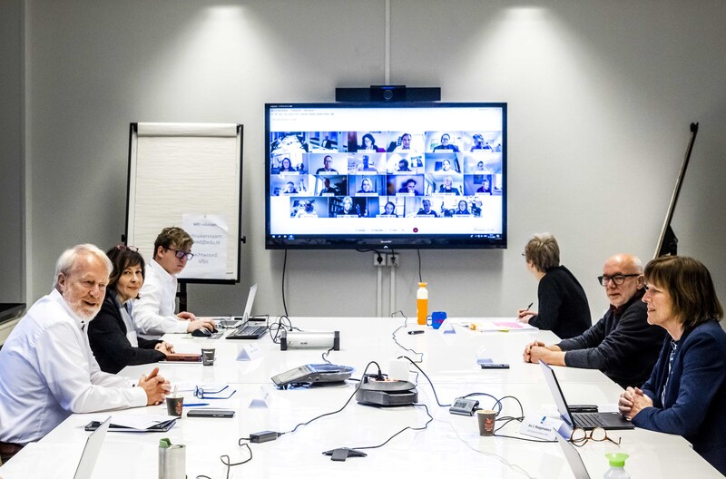 OMT-leden voorafgaand aan een vergadering van het Outbreak Management Team.
