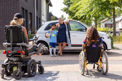 Esther heeft twee dochters in een rolstoel en maar een kleine auto: ‘We moeten soms illegaal rijden’