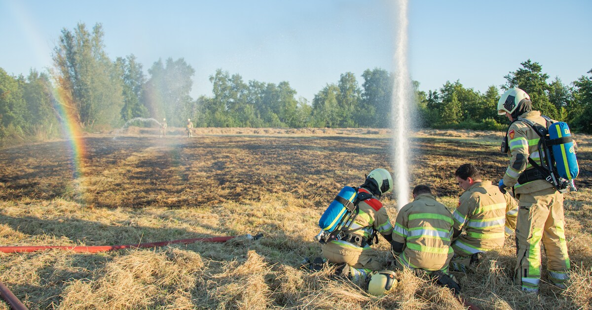 Brandend gras op weiland in Woerdense Verlaat geblust