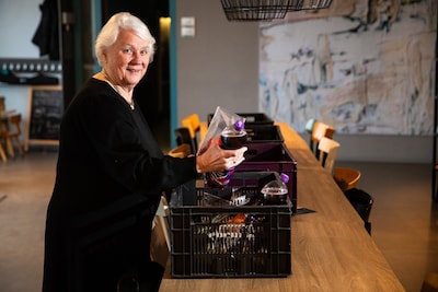 Nadat haar zoon verongelukt komt Annie (74) het huis niet meer uit, tót haar man Jan haar een zetje 