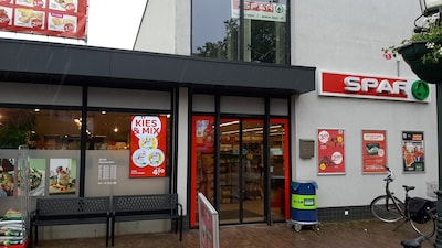 Grote stroomstoring legt drie dorpen plat, maar wacht eens… hier brandt gewoon licht