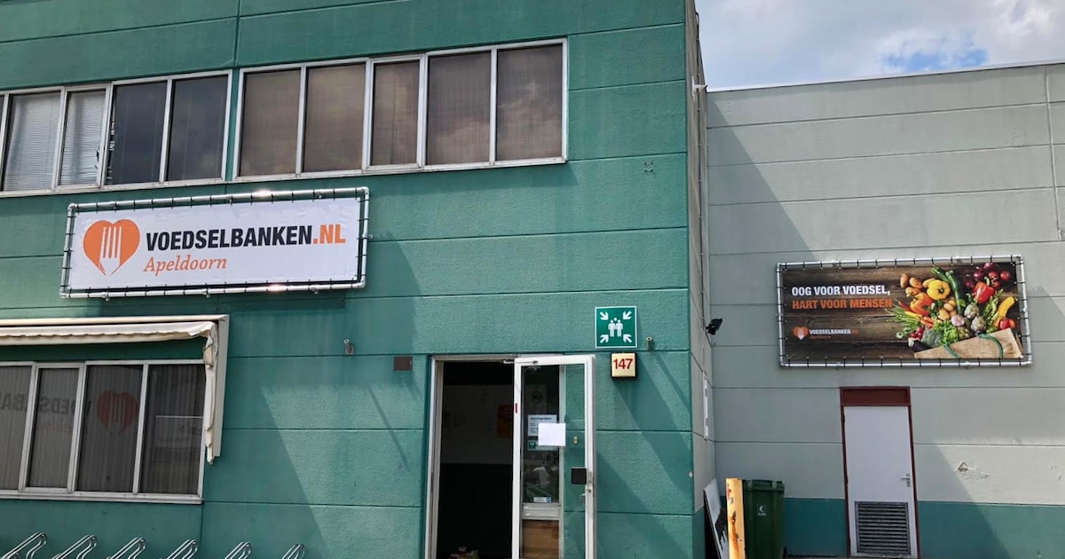 De Drie Ranken deelt boodschappentassen uit voor Voedselbank in Apeldoorn