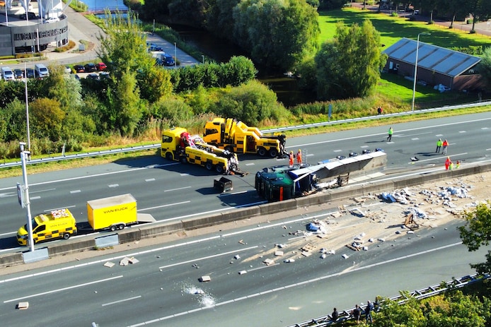 Luchtfoto: vrachtwagen gekanteld op A12.