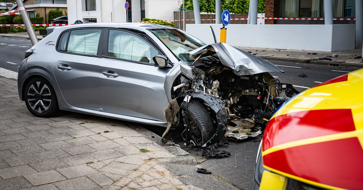 Auto zwaar beschadigd na botsing tegen lantaarnpaal in Spijkenisse, motorblok belandt meters verdero