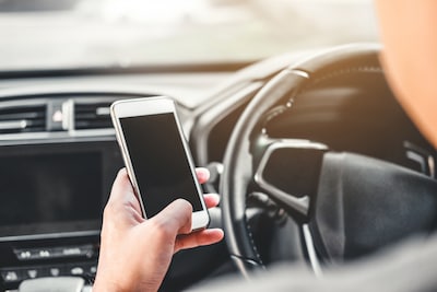 Automobilisten in Brabant kregen 873.618 verkeersboetes in 2025, mobiel in de hand levert Rijk 16,2 