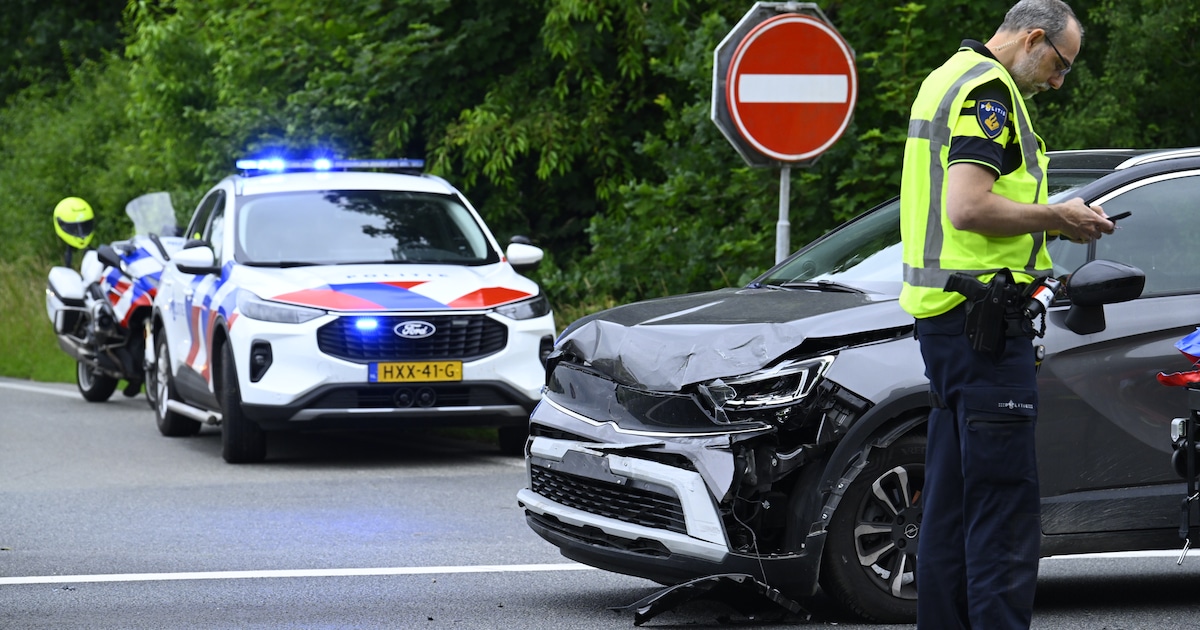 Gewonde bij botsing tussen twee auto's op de N33 bij Siddeburen