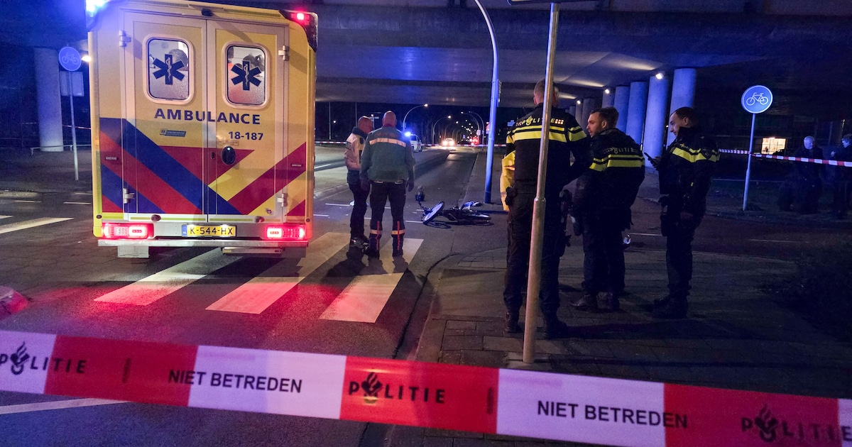 Politie zoekt doorrijder die 17-jarige jongen zwaargewond achterliet op de Stationsweg in Sliedrecht