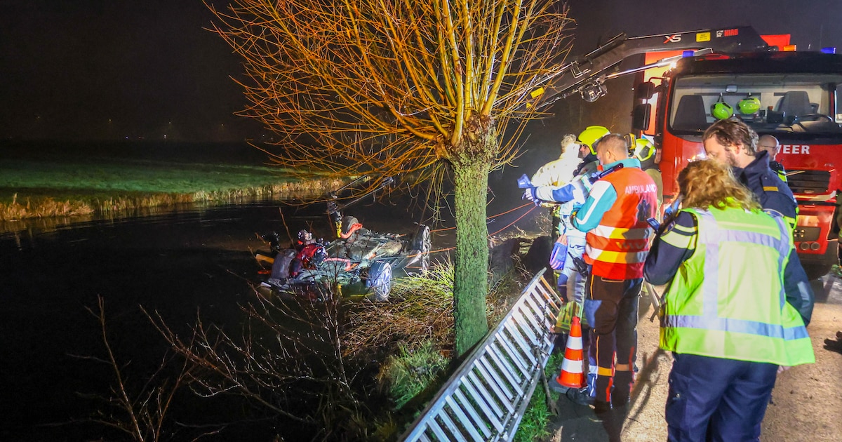 Auto te water: duikers zoeken naar inzittenden