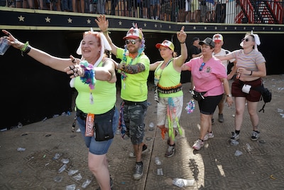LIVE Zwarte Cross 2026 | Drukte bij hoofdingang • Publiek gaat los bij Heino • ‘Katapultsprong is to
