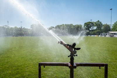 Haagse sportclubs mogen door droogte voorlopig niet op natuurgras trainen of spelen