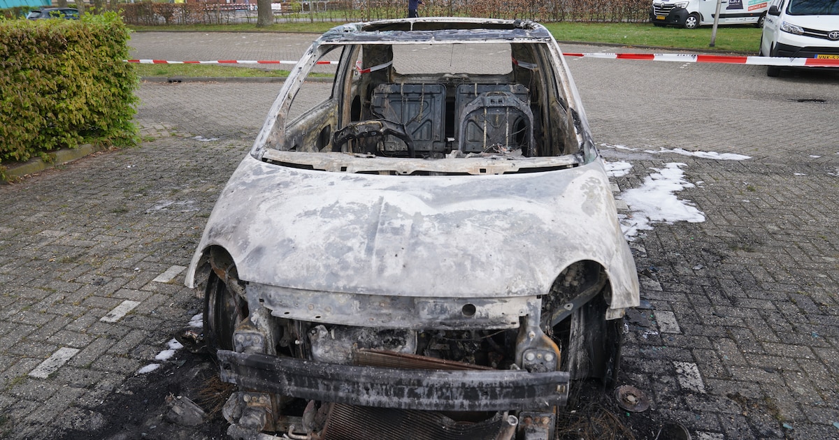 Auto in vlammen opgegaan op parkeerplaats van voetbalclub Deventer