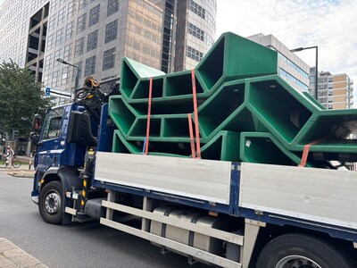 Karakteristieke bankjes verdwijnen uit Rotterdams straatbeeld: ‘Dat lost niets op voor kwetsbare mensen’