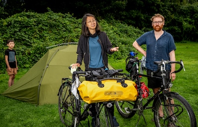 Kamperen of kramperen in eigen land? Zij trotseren de regen: ‘Als je moet plassen, heb je een probleem’