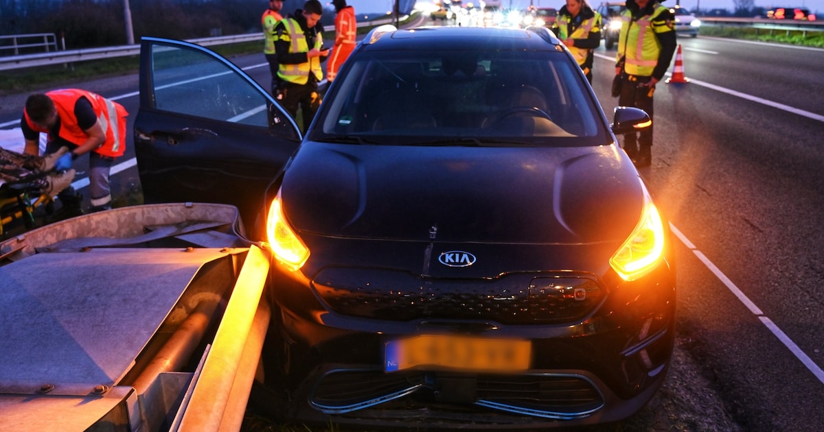 Auto ramt verkeersbord en vangrail op A27 bij Nieuwegein