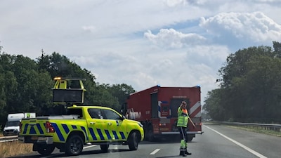 Brand op de middenberm stremt verkeer op A35 enige tijd, verkeer rijdt weer