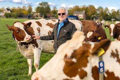 Burgemeester Monique Bonsen beleeft haar eerste Koeiemart, deze tips geeft spreekstalmeester Jan (73