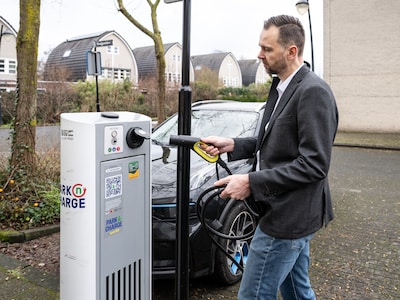 De hele nacht opladen vanwege drukte op stroomnet en nog een ‘boete’ krijgen ook voor laadpaalkleven