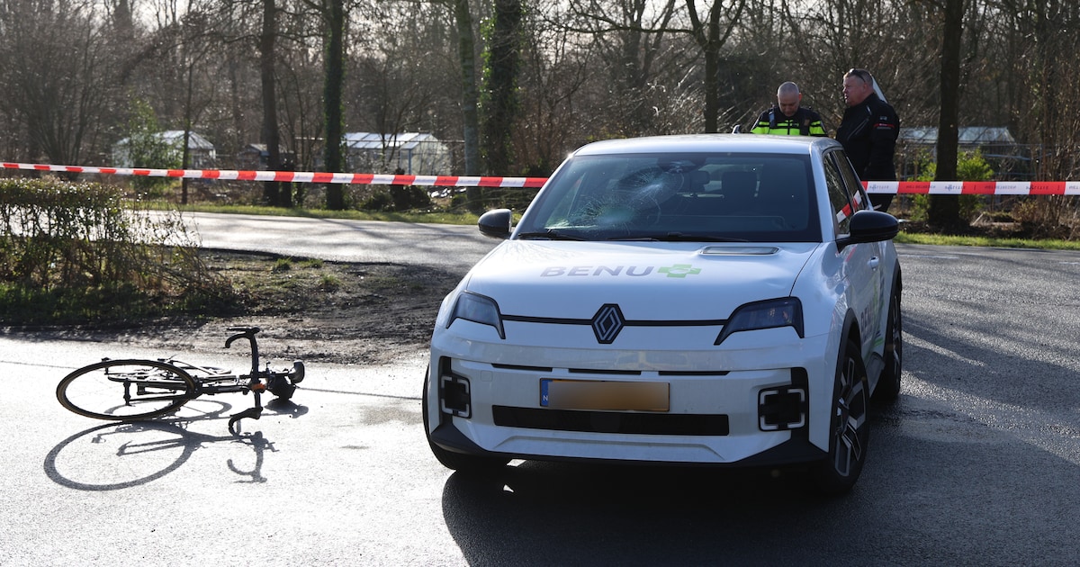 Racefietser gewond na aanrijding auto op de Hofdijklaan in Leiderdorp