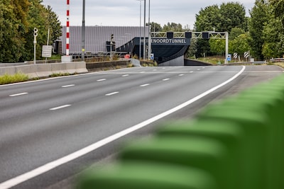 serie-afgekocht-adr-jg20250918-004-heinenoord-een-afgesloten-heinenoordtunnel-door-een-stroomstoring