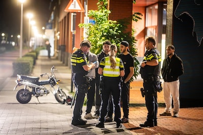 Man ziet tweetal op zijn brommer wegrijden en grijpt naar een bijzonder wapen: zijn helm